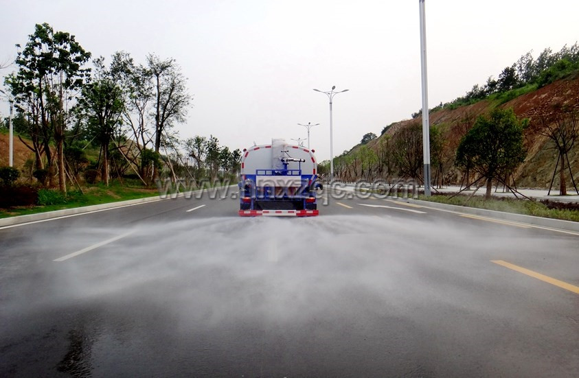東風(fēng)多利卡5噸灑水車后灑圖片.jpg